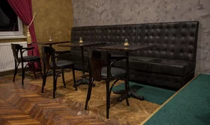 Barové boxy Sydney a stoličky - Koktail bar Cot­ton 1909 Topoľčany