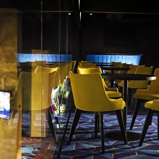 HoReCa - gastro nábytok pre podniky / barové boxy, stoly a stoličky pre kasíno