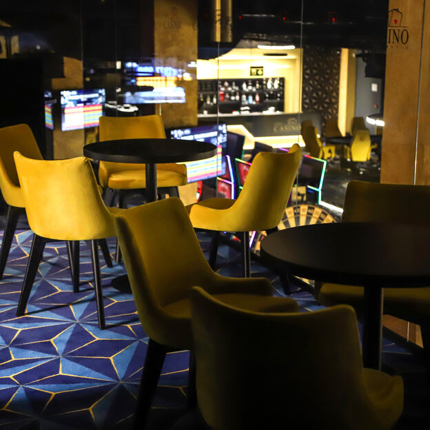 HoReCa - gastro nábytok pre podniky / barové boxy, stoly a stoličky pre kasíno
